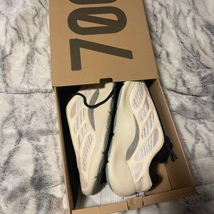 Yeezy 700 $ 160